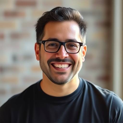 Retrato de Manuel Rodríguez, Director de Creatividad, mostrando una sonrisa creativa y entusiasta.